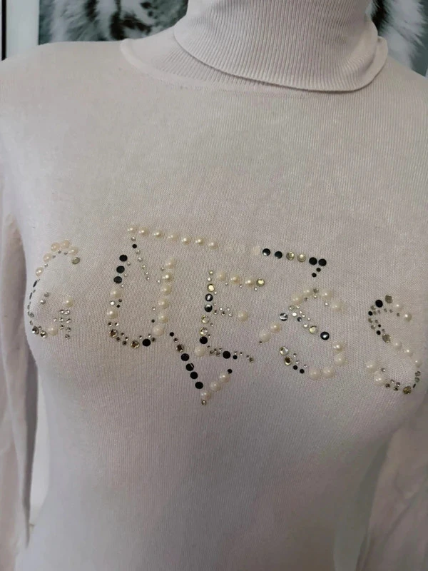 Pull col roulé blanc cassé GUESS avec logo perlé – Taille S – photo 3